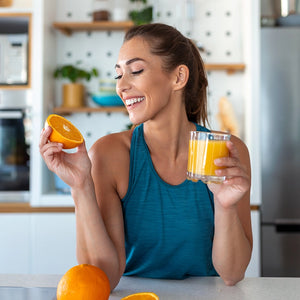 saftkur orangensaft orange frau lächeln