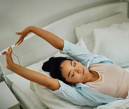 Frau nach dem Aufwachen im Bett